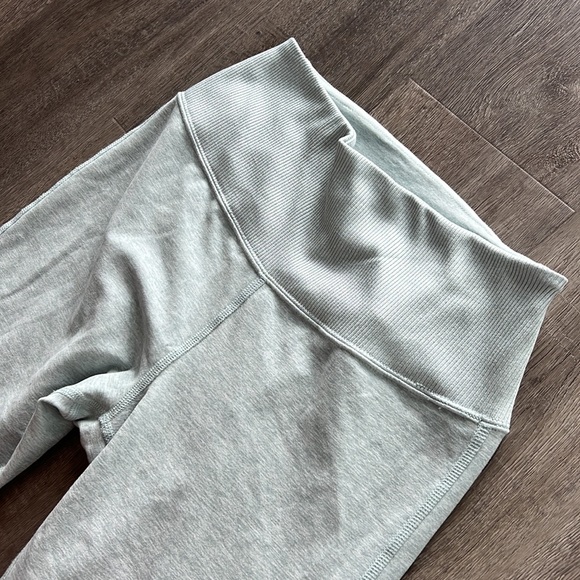 Alo Yoga Leggings - Picture 3 of 5